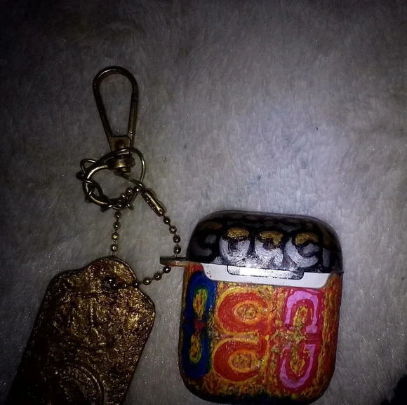 Coach custom airpod 2nd Gen case + single bud - Picture 7 of 7